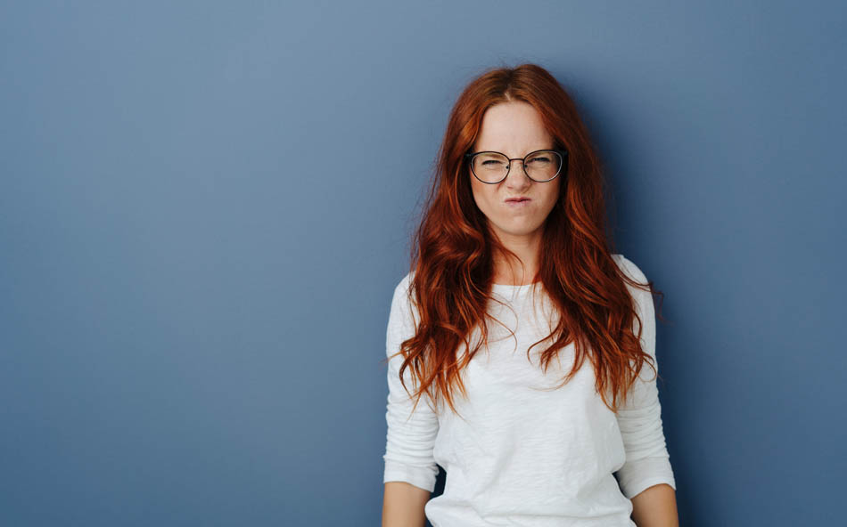 Akademiker verzieht leidend das Gesicht, weil er aus der Wissenschaft in die Industrie wechseln muss, da die Promotion bald endet.