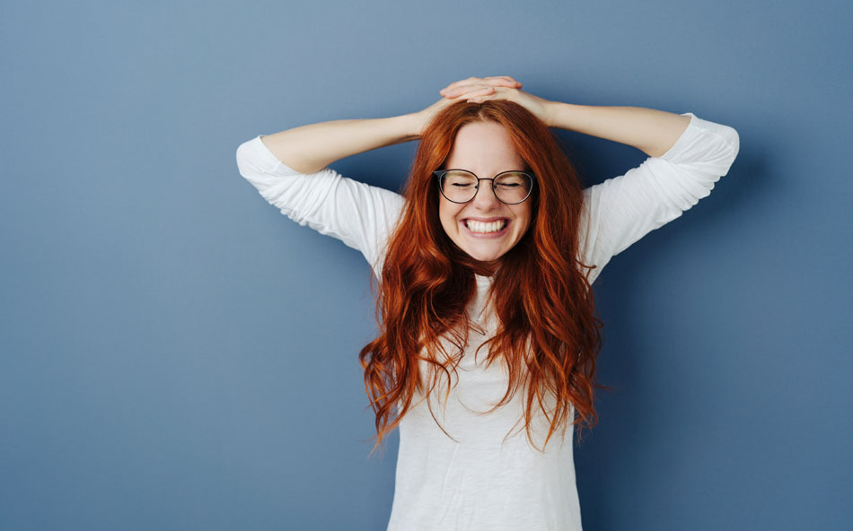 Ein Akademiker ist glücklich und lacht, denn er hat dank dem Bewerbungstraining nach der Promotion schnell einen neuen Job in der Industrie gefunden.